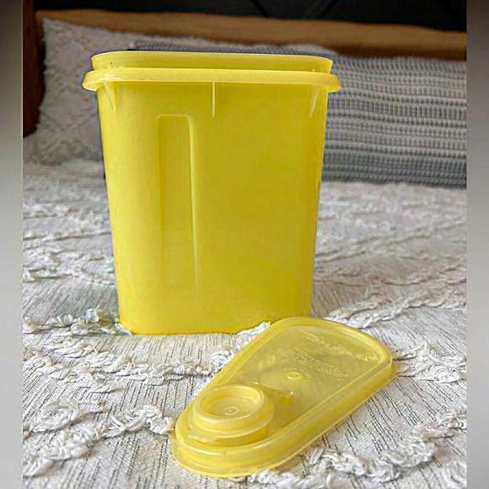 Vintage Yellow Tupperware‎ 1 Quart Pitcher 792-7